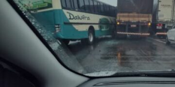 Engavetamento envolve pelo menos 7 veículos na BR-369, no Paraná