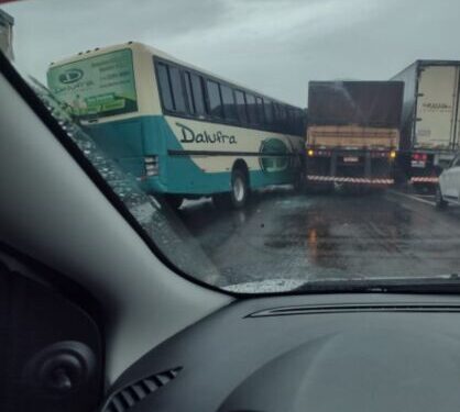 Engavetamento envolve pelo menos 7 veículos na BR-369, no Paraná