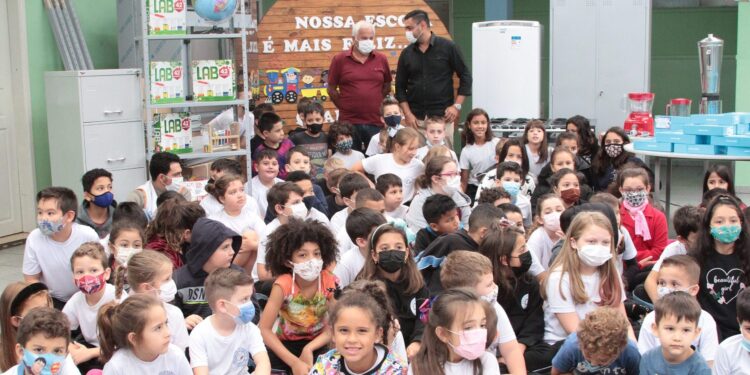 Escolas municipais de Guarapuava recebem novos utensílios mobiliários