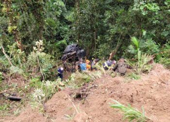 Caminhão do Exército cai em ribanceira em SC; ao menos um morto