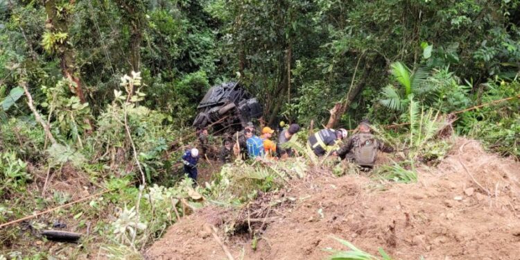 Caminhão do Exército cai em ribanceira em SC; ao menos um morto