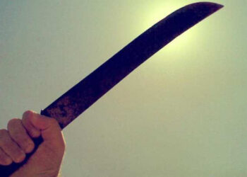 Mulher invade casa do ex-marido com facão para cobrar pensão