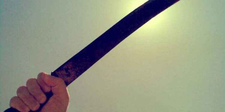 Mulher invade casa do ex-marido com facão para cobrar pensão