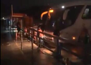 Ferry boat e balsa colidem e deixam passageiros em pânico no litoral do PR