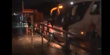 Ferry boat e balsa colidem e deixam passageiros em pânico no litoral do PR