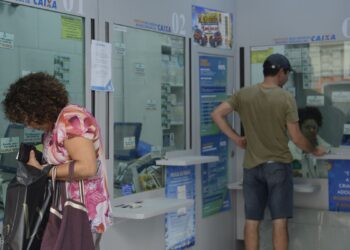 Trabalhadores poderão sacar até R$ 1 mil de contas do FGTS