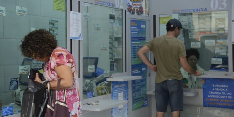 Trabalhadores poderão sacar até R$ 1 mil de contas do FGTS