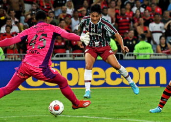 Fluminense vence Flamengo e abre vantagem pelo título carioca