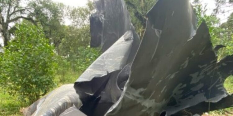 Foguete ou lixo espacial? Objeto estranho é encontrado por moradores em área rural do Paraná