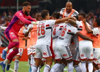 Frenético, São Paulo bate Corinthians e pega Palmeiras na final do Paulista