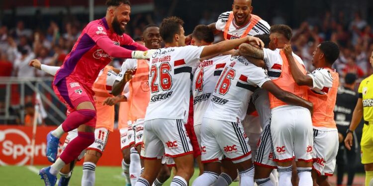 Frenético, São Paulo bate Corinthians e pega Palmeiras na final do Paulista