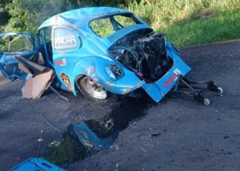 Fusca perde controle em competição e capota diversas vezes