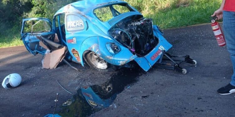 Fusca perde controle em competição e capota diversas vezes