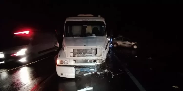 Motorista morre em acidente entre carro e caminhão na BR-277