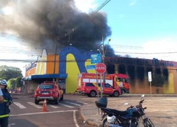 Incêndio deixa uma pessoa morta em supermercado de Ibiporã
