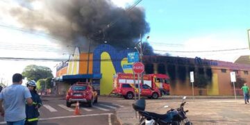 Incêndio deixa uma pessoa morta em supermercado de Ibiporã