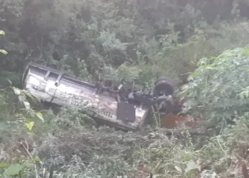 Motorista morre após perder controle da direção de bitrem, atravessar pista contrária e cair em barranco