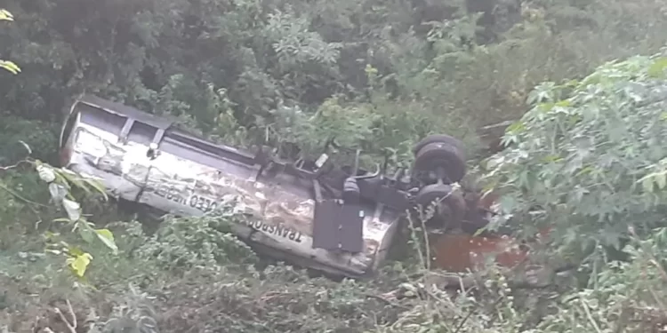 Motorista morre após perder controle da direção de bitrem, atravessar pista contrária e cair em barranco