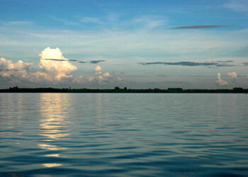 Barco com seis pessoas afunda em lago, e homem morre afogado após salvar criança, no Paraná, diz polícia