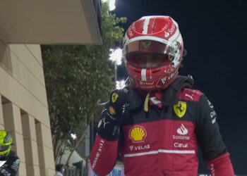 Leclerc supera Verstappen e faz pole no GP do Bahrein de F1