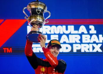 Leclerc vence em 1ª dobradinha da Ferrari desde 2019; Verstappen abandona