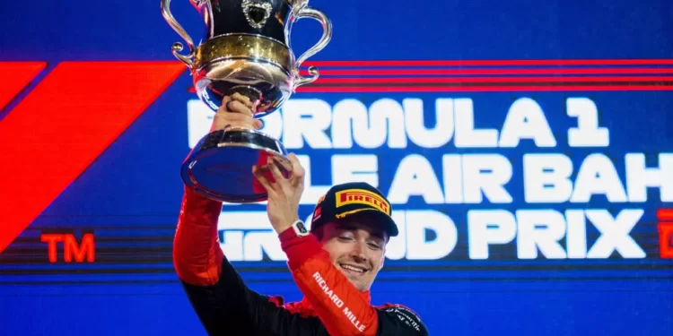 Leclerc vence em 1ª dobradinha da Ferrari desde 2019; Verstappen abandona