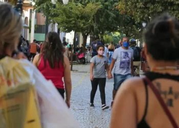 Assembleia aprova, em primeira discussão, projeto que revoga lei da exigência do uso de máscara no Paraná