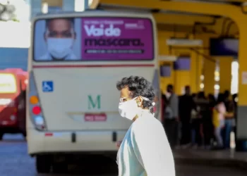 Paraná define data para liberar uso da máscara e pede aval de deputados para revogar lei