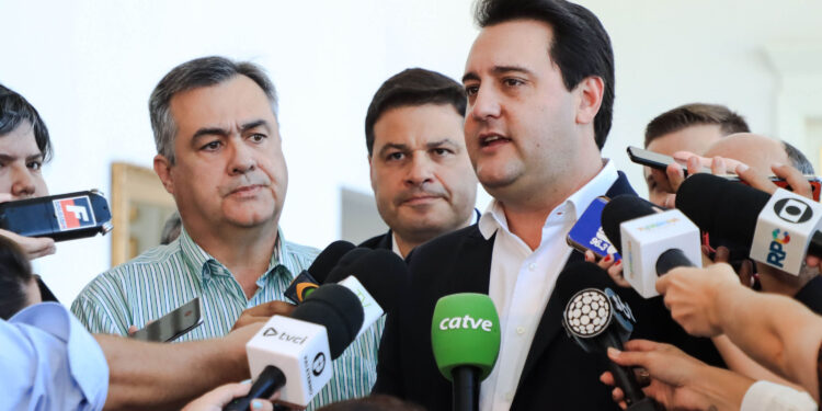 Em novo decreto, governador libera circulação sem máscaras em ambientes fechados