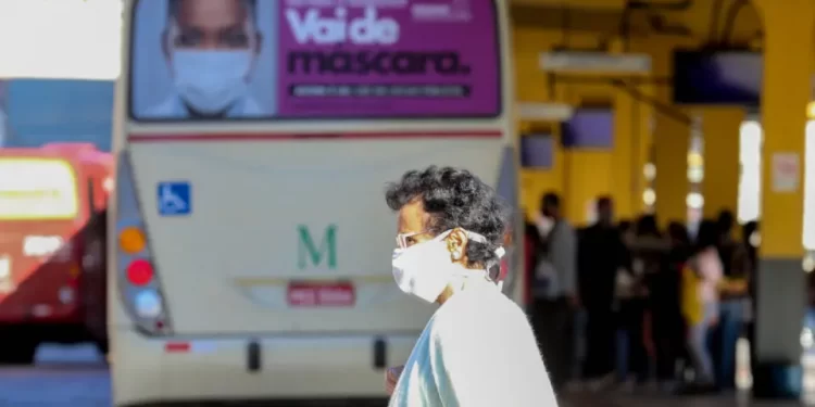 Paraná define data para liberar uso da máscara e pede aval de deputados para revogar lei