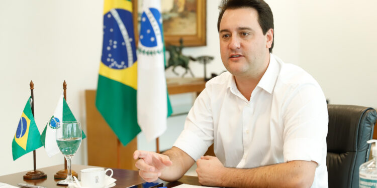 Governador sanciona lei que flexibiliza uso de máscaras; decreto libera uso em espaços abertos