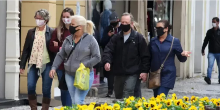 Ratinho diz que liberação de uso de máscaras em locais fechados deve ocorrer em 10 dias