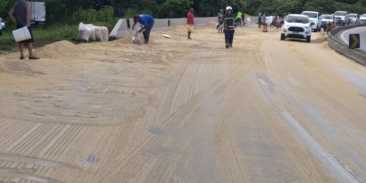 BR-277 fica parcialmente interditada após acidente em Morretes