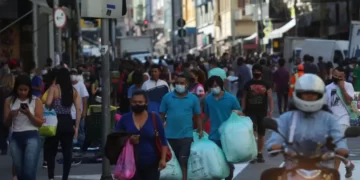 Covid volta a crescer em Ásia e Europa! Será que uma nova onda da doença vai chegar ao Brasil?