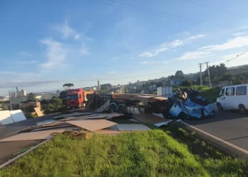 Acidente entre 2 caminhões deixa ferido e carga espalhada na pista na PR-151, em Ponta Grossa