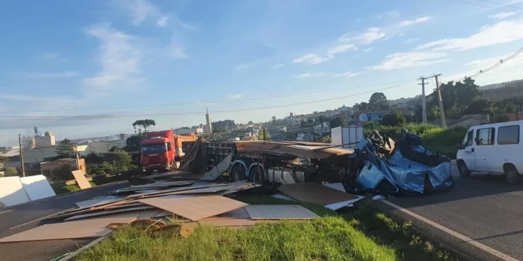 Acidente entre 2 caminhões deixa ferido e carga espalhada na pista na PR-151, em Ponta Grossa