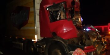 Motorista de caminhão carregado com carne morre na BR-373, em Ponta Grossa