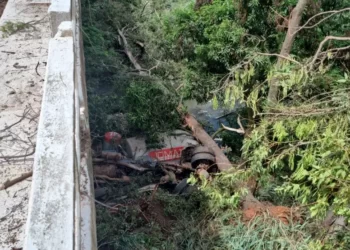 Um morre e dois ficam feridos após batida e queda de caminhão em ponte da PR-450