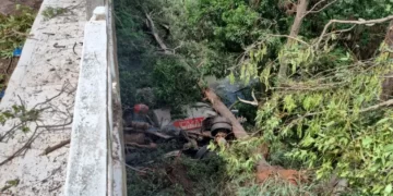 Um morre e dois ficam feridos após batida e queda de caminhão em ponte da PR-450