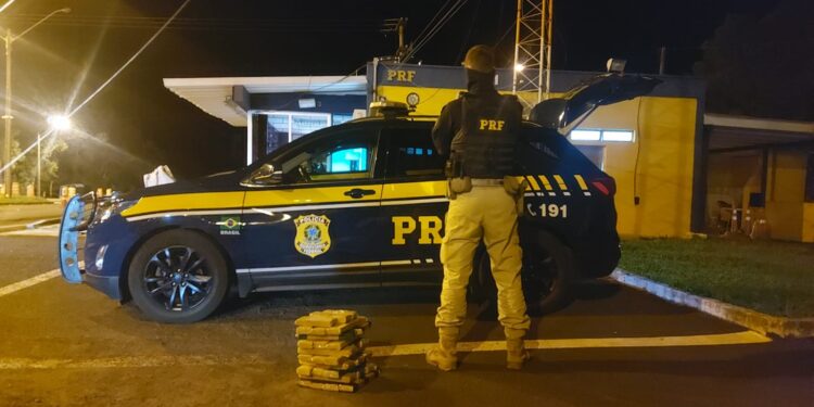 PRF apreende 38kg de maconha em carro na BR-277