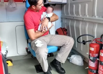 Bebê de 15 dias é salvo por bombeiro após ser levado engasgado com leite materno a quartel em Prudentópolis: ‘Gratificante’
