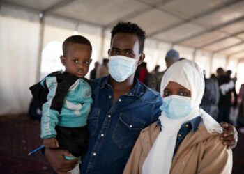 Refugiados consideram brasileiros acolhedores, mas sofrem discriminação, diz pesquisa