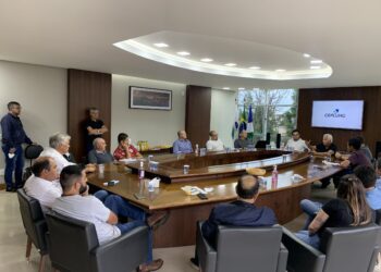 Prefeito e vice se reúnem com vereadores de bancada para apresentação de projetos