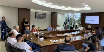 Prefeito e vice se reúnem com vereadores de bancada para apresentação de projetos