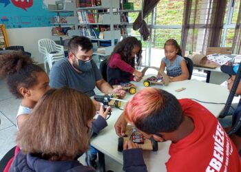 CEU das Artes ensina a fazer robôs