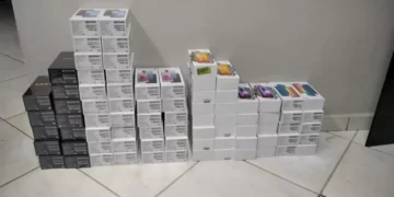 Três pessoas são presas em Guarapuava com mais de 200 smartphones trazidos do Paraguai, diz PRF
