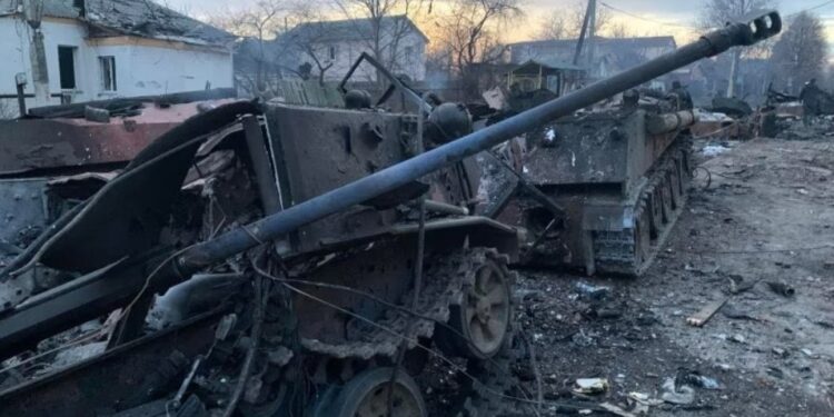 Rússia ataca cidades no oeste da Ucrânia e reagrupa tropas em torno de Kiev