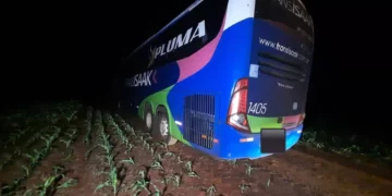 Criminosos assaltam ônibus com quase 40 passageiros que viajava de Foz do Iguaçu para São Paulo