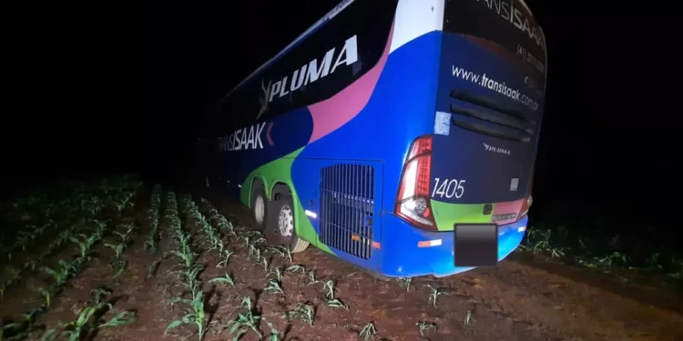 Criminosos assaltam ônibus com quase 40 passageiros que viajava de Foz do Iguaçu para São Paulo