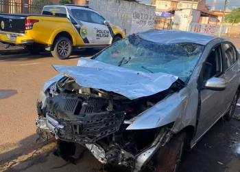 Motorista com 750 kg de maconha tenta fugir da polícia, cai com carro em barranco e morre após confronto armado, no Paraná